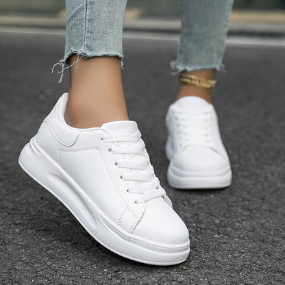 Weiße Sneaker für Damen – schlichte und lässige Schuhe