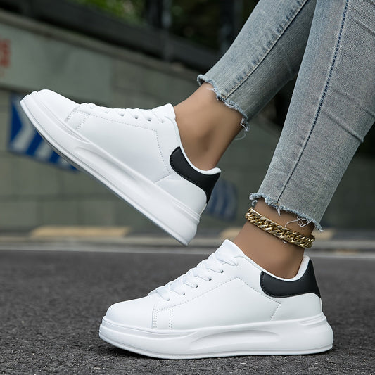 Weiße Sneaker für Damen – schlichte und lässige Schuhe